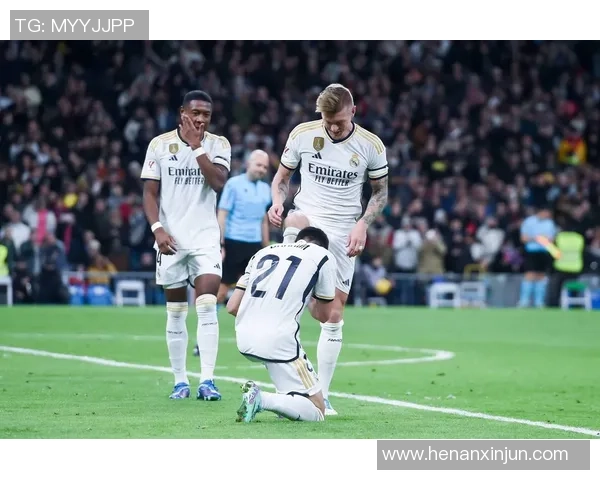 2025年现役世界十大足球巨星排名及其球场表现分析