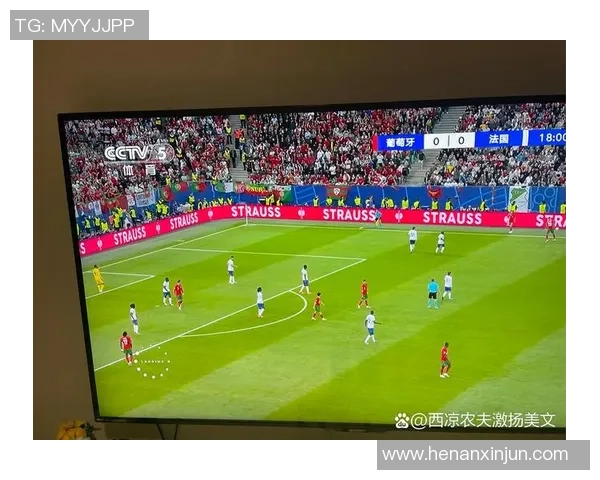 足球巨星手握球队围脖激情庆祝彰显无尽荣耀与无限热爱